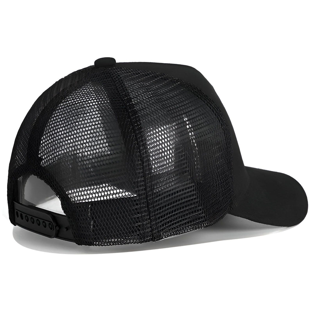 Casquette noire en maille, vue arrière. La casquette est en tissu et possède une visière incurvée. Elle est idéale pour les fans de Naruto.