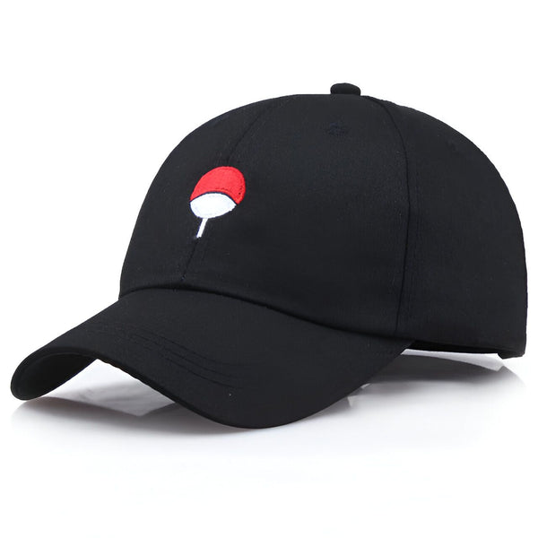Casquette noire avec le symbole du Sharingan de l'anime Naruto brodé en rouge et blanc.