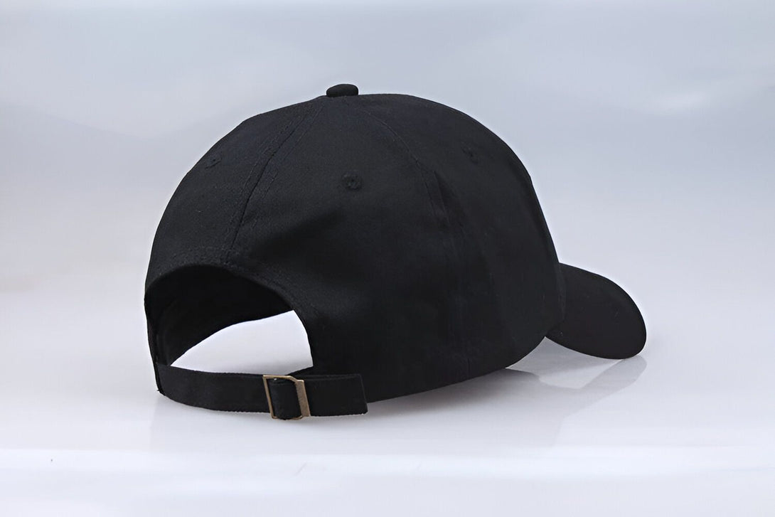 Casquette noire de baseball, vue arrière. La casquette est de couleur noire et a une visière incurvée. La casquette est faite d'un tissu doux et confortable. Elle est parfaite pour les fans de Naruto !