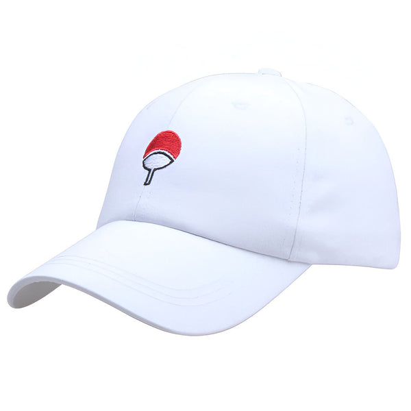 Casquette blanche avec le symbole du Sharingan rouge brodé sur le devant. Le Sharingan est un dōjutsu (œil mystique) du manga et de l'anime Naruto.