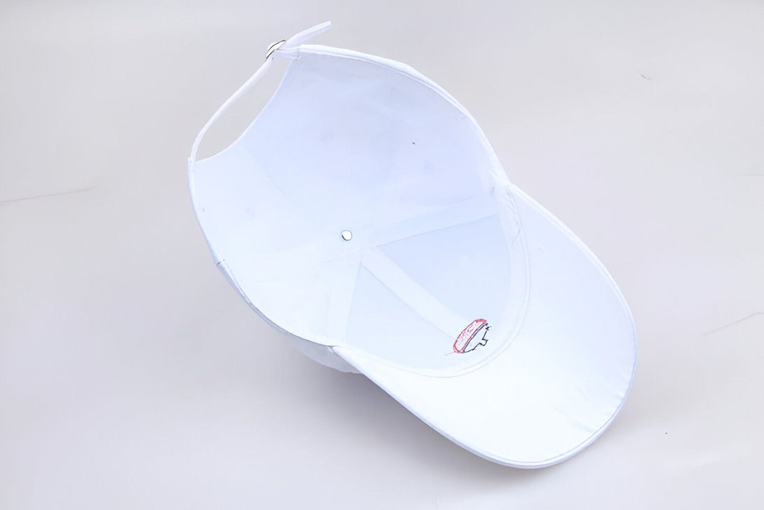 Casquette blanche en coton avec un logo brodé à l'arrière. Cette casquette est parfaite pour les fans de Naruto.