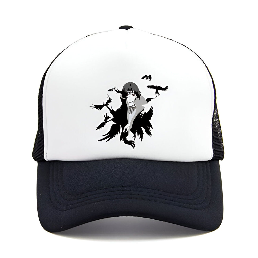 Casquette de camionneur blanche et noire avec un imprimé de l'anime Naruto, représentant le personnage de Sasuke Uchiha entouré de corbeaux.