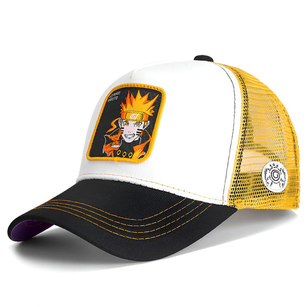 Casquette de baseball blanche avec une visière noire et un panneau en maille jaune. La casquette est ornée d'un patch brodé représentant Naruto Uzumaki.
