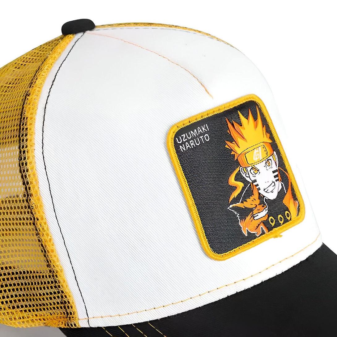 Casquette de baseball blanche avec une visière noire et une maille jaune. Elle présente un patch brodé avec une image d'Uzumaki Naruto, le personnage principal de la série manga et anime Naruto, avec le texte "Uzumaki Naruto" écrit dessus.