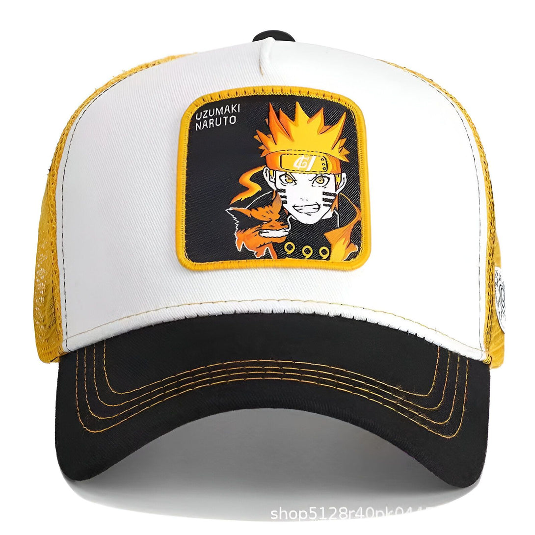 Casquette de baseball blanche avec une visière noire, un patch jaune représentant Naruto Uzumaki avec le renard à neuf queues.