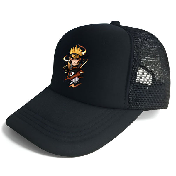 Casquette de camionneur noire avec un imprimé de Naruto Uzumaki et Kurama, le renard à neuf queues. La casquette a une visière courbée et un filet noir sur le dos.