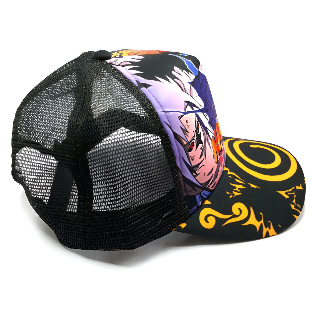 Casquette de baseball noire avec un motif Naruto sur le devant. La casquette est noire avec une visière noire et un filet noir sur le dessus. Le motif sur le devant montre Naruto avec ses yeux rouges Sharingan. La visière est noire avec un motif jaune.