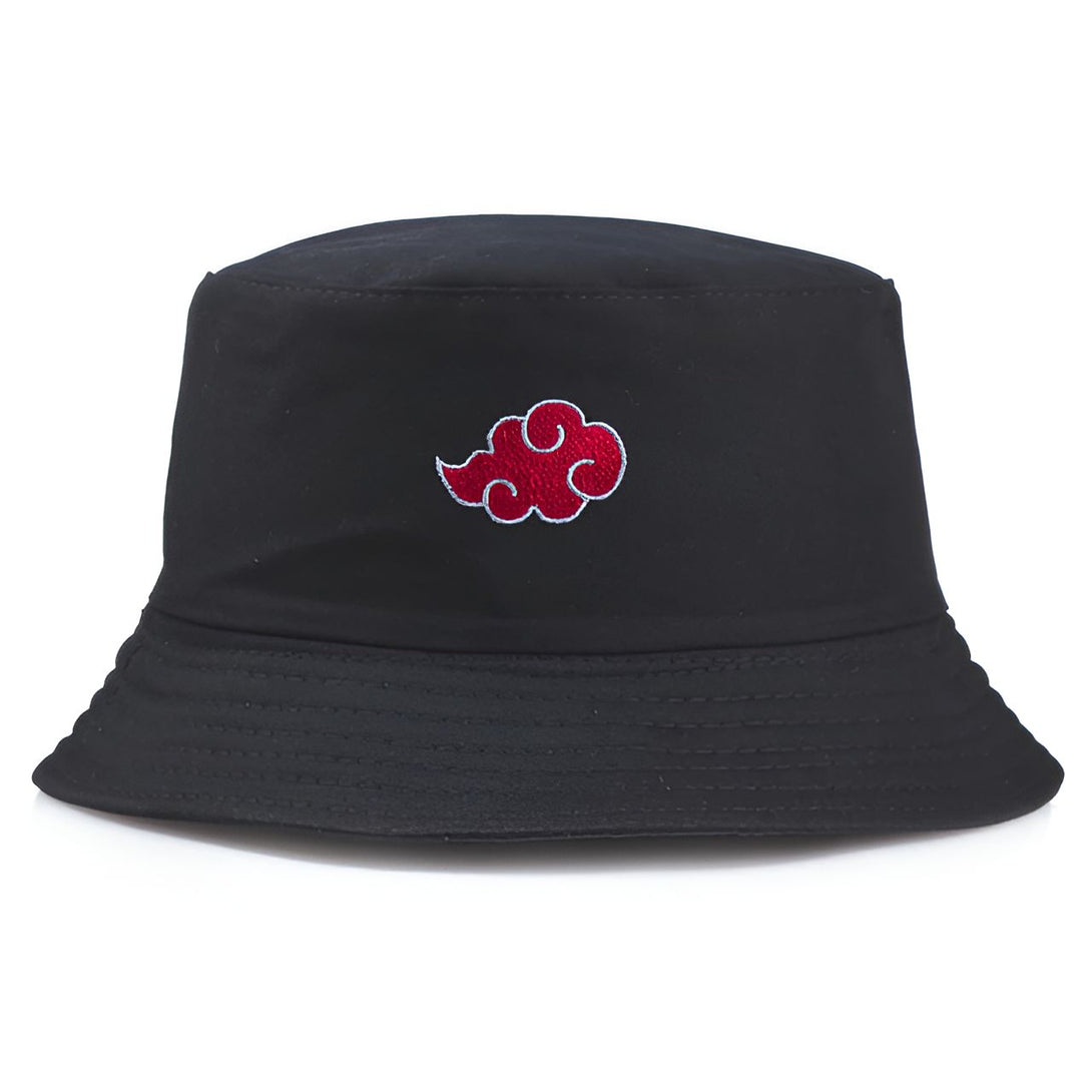 Casquette noire avec un logo rouge en forme de nuage, un motif inspiré de l'anime Naruto.