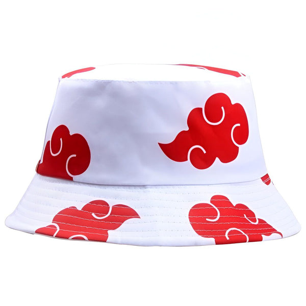 Casquette blanche en toile avec un motif de nuages rouges, inspirée de l'univers de Naruto.