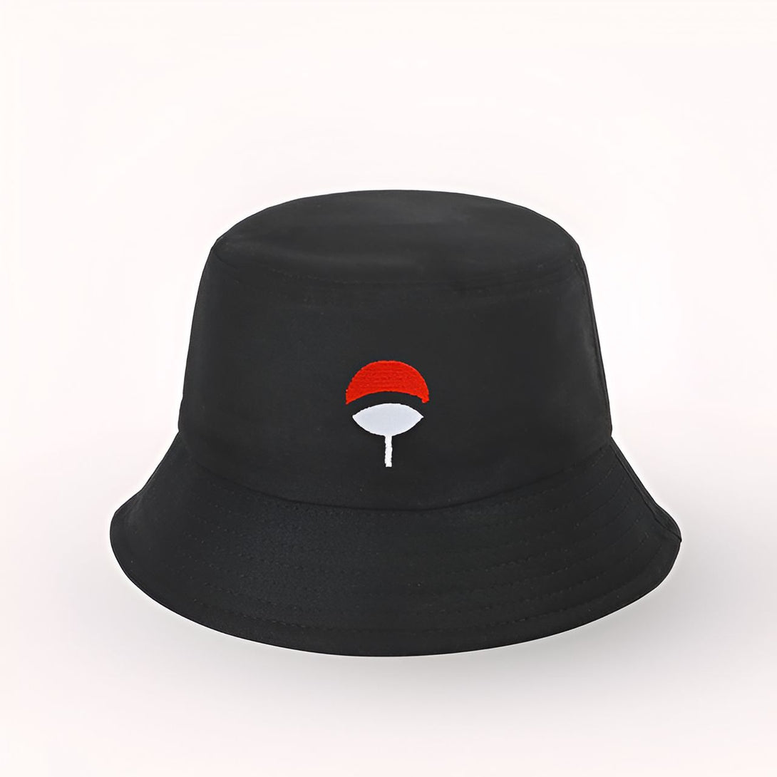 Chapeau noir en toile avec le logo rouge et blanc d'Akatsuki brodé sur le devant.