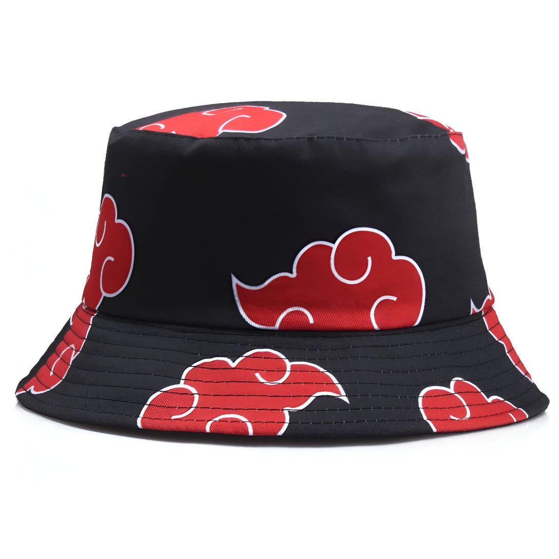 Un chapeau noir à visière arrondie, orné d'un motif de nuages rouges, inspiré de l'univers de Naruto.