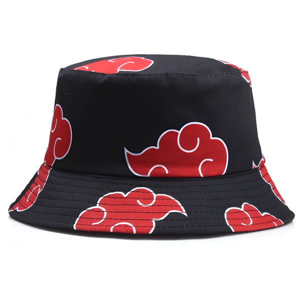 Un chapeau noir à visière arrondie, orné d'un motif de nuages rouges, inspiré de l'univers de Naruto.