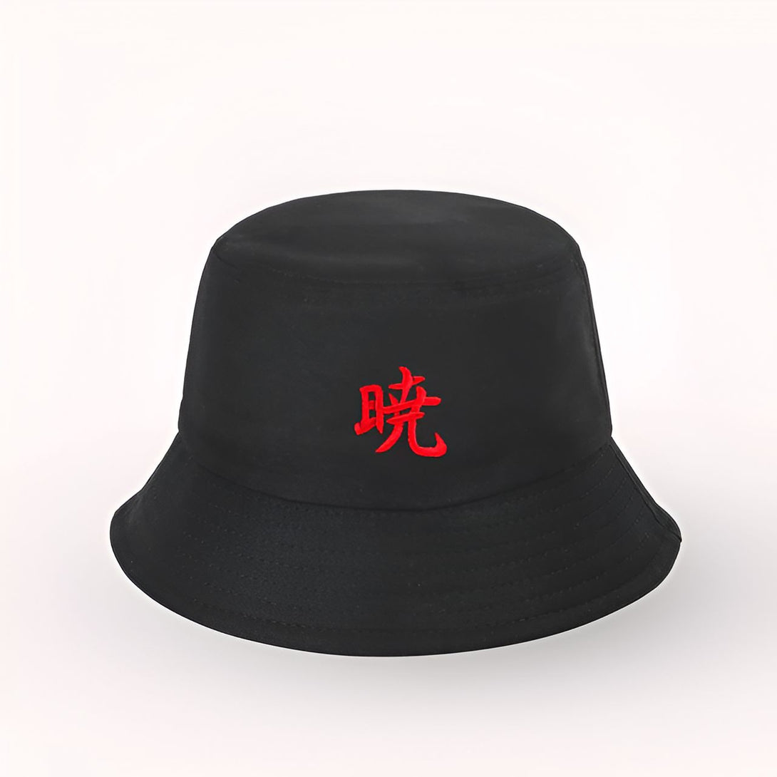 Un chapeau noir en forme de seau avec le kanji "光" (Lumière) brodé en rouge sur le devant.