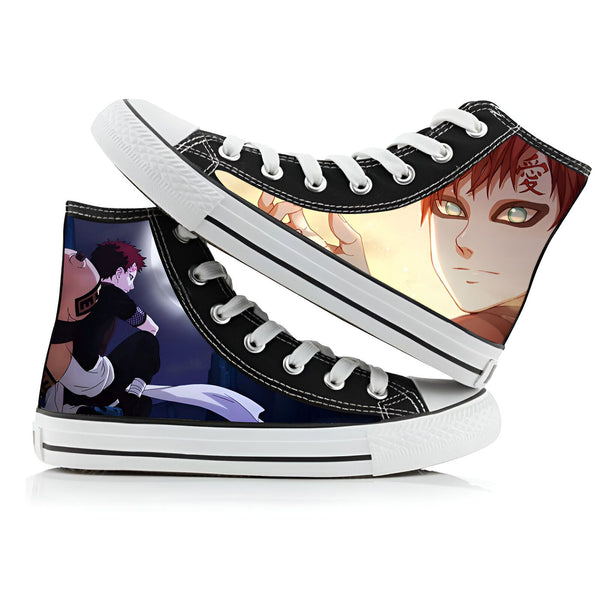 Chaussures basses en toile noires avec un imprimé de personnages de l'anime Naruto, dont Kakashi Hatake et Gaara. Les chaussures sont unisexes et parfaites pour les fans de Naruto.