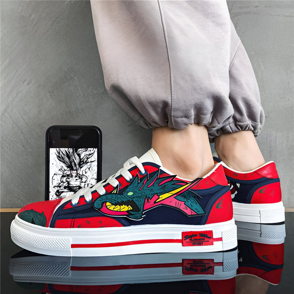 Chaussures basses en toile rouges avec un motif de dragon noir et bleu. Les chaussures sont portées par un modèle portant un pantalon gris.