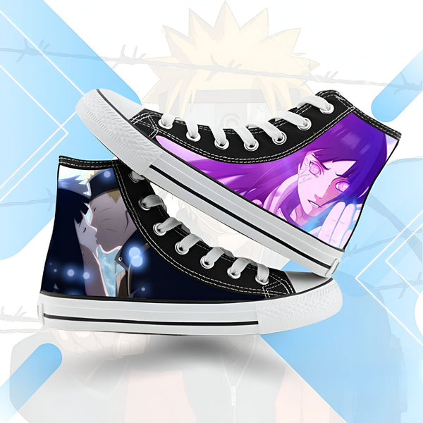 Une paire de baskets noires à lacets avec un motif Naruto imprimé. Sur une basket, on peut voir Hinata Hyuga avec le Byakugan activé. Sur l'autre basket, on voit Naruto et Hinata se regardant.