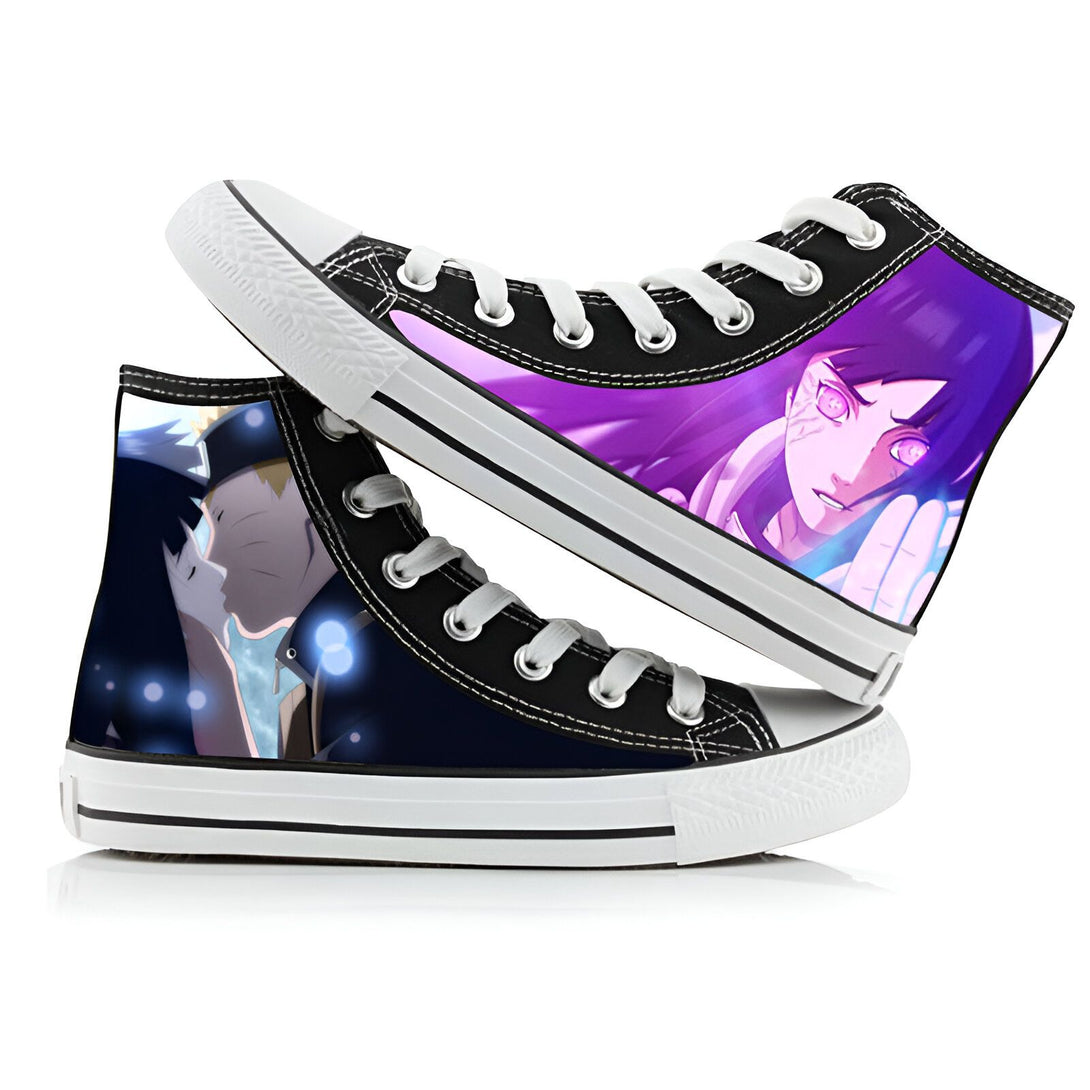 Chaussures montantes en toile noires avec un motif Naruto et Hinata. Le motif représente Hinata avec le Byakugan activé et Naruto avec un chakra bleu. Les chaussures ont une semelle blanche et un lacet noir.