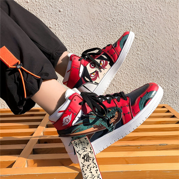 Une paire de chaussures de sport rouge et blanche à imprimé Naruto. Les chaussures ont un motif de personnages et d'objets inspirés de l'anime populaire.