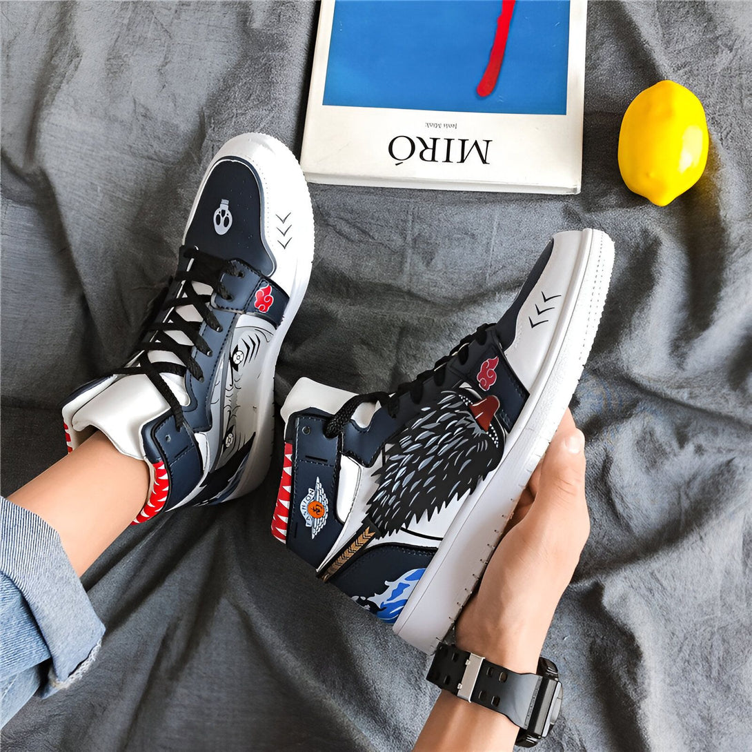 Chaussures montantes à imprimé Naruto, avec un loup noir sur le côté et des détails rouges et bleus. Les chaussures sont blanches avec des accents noirs et sont portées par une personne.