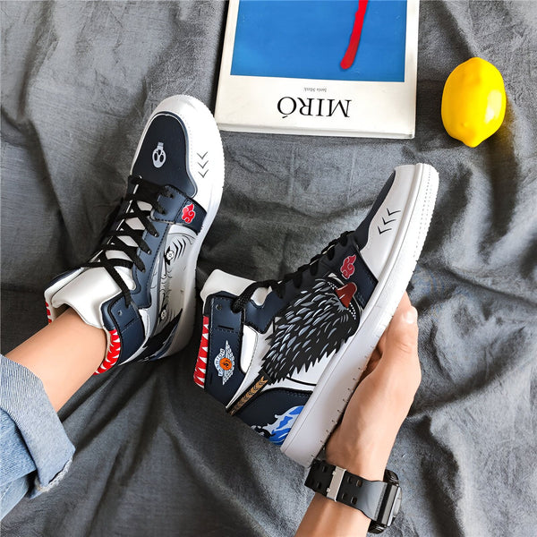 Chaussures montantes à imprimé Naruto, avec un loup noir sur le côté et des détails rouges et bleus. Les chaussures sont blanches avec des accents noirs et sont portées par une personne.