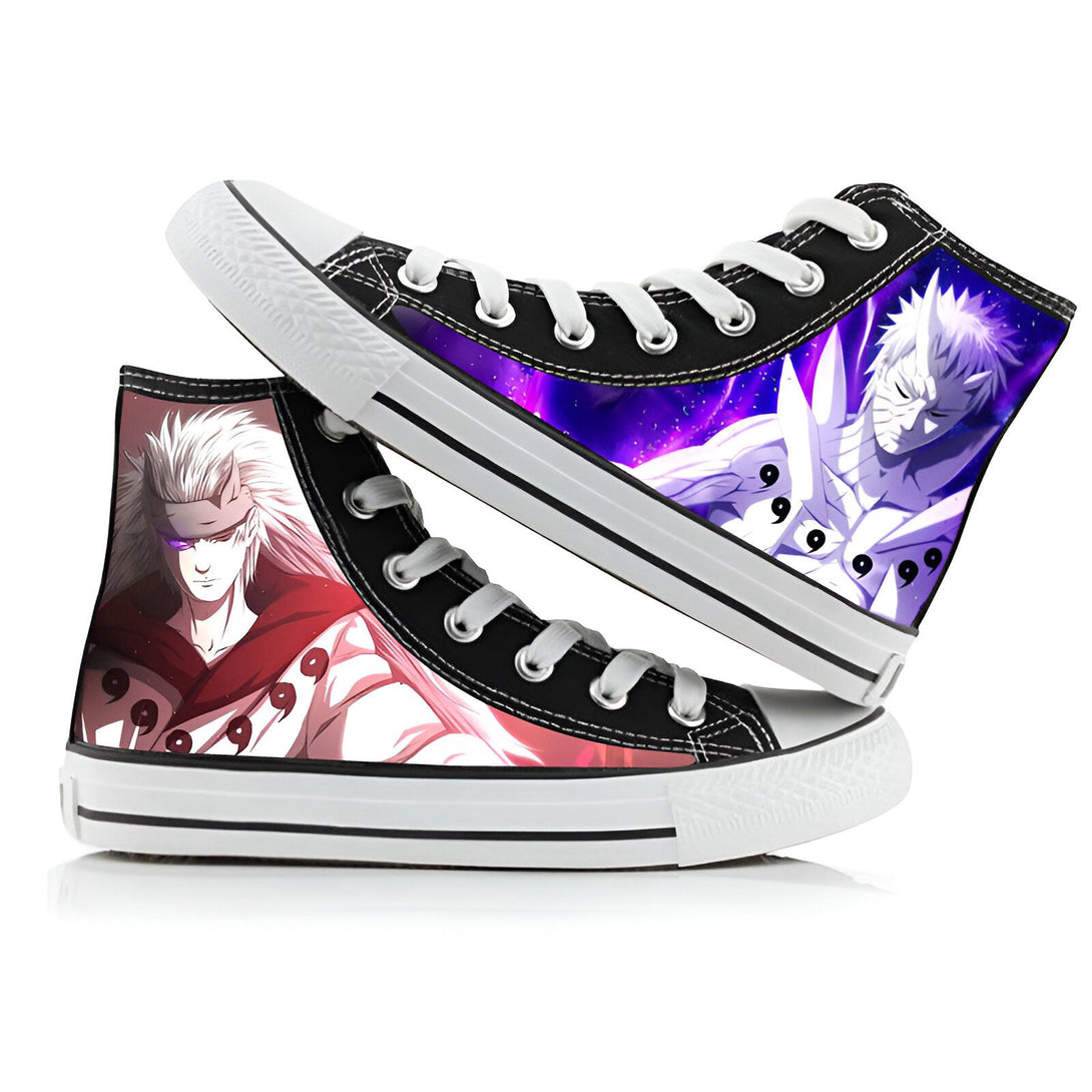 Chaussures de sport à hauteur de la cheville noires avec un imprimé de personnages de l'anime Naruto, Pain et Obito. Les chaussures ont des lacets blancs et une semelle blanche.
