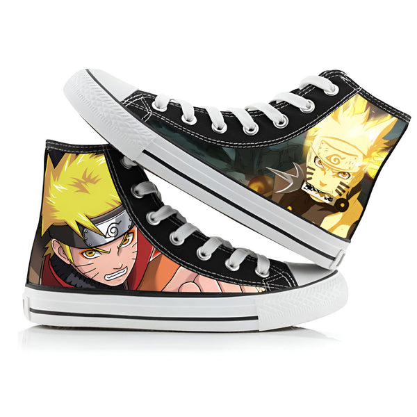 Chaussures de sport noires à motif Naruto, avec un design d'illustration de Naruto Uzumaki et son mode Kurama. Les chaussures ont une bande blanche et des lacets blancs.
