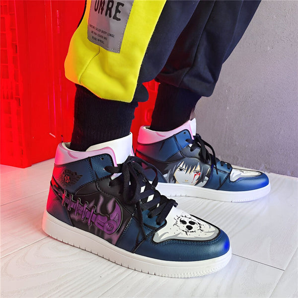 Chaussures de basket-ball à motif Naruto, avec un design bleu et noir, mettant en scène le personnage de Sasuke Uchiha. Les chaussures sont portées par une personne avec des vêtements noirs et jaunes.
