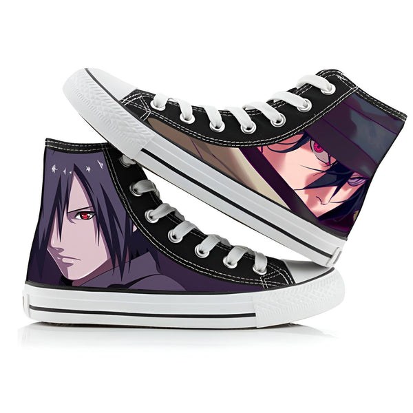Chaussures basses en toile noires avec l'image de Sasuke Uchiha du manga Naruto. Les chaussures sont à lacets et ont une semelle blanche. La photo montre deux chaussures, l'une sur l'autre.