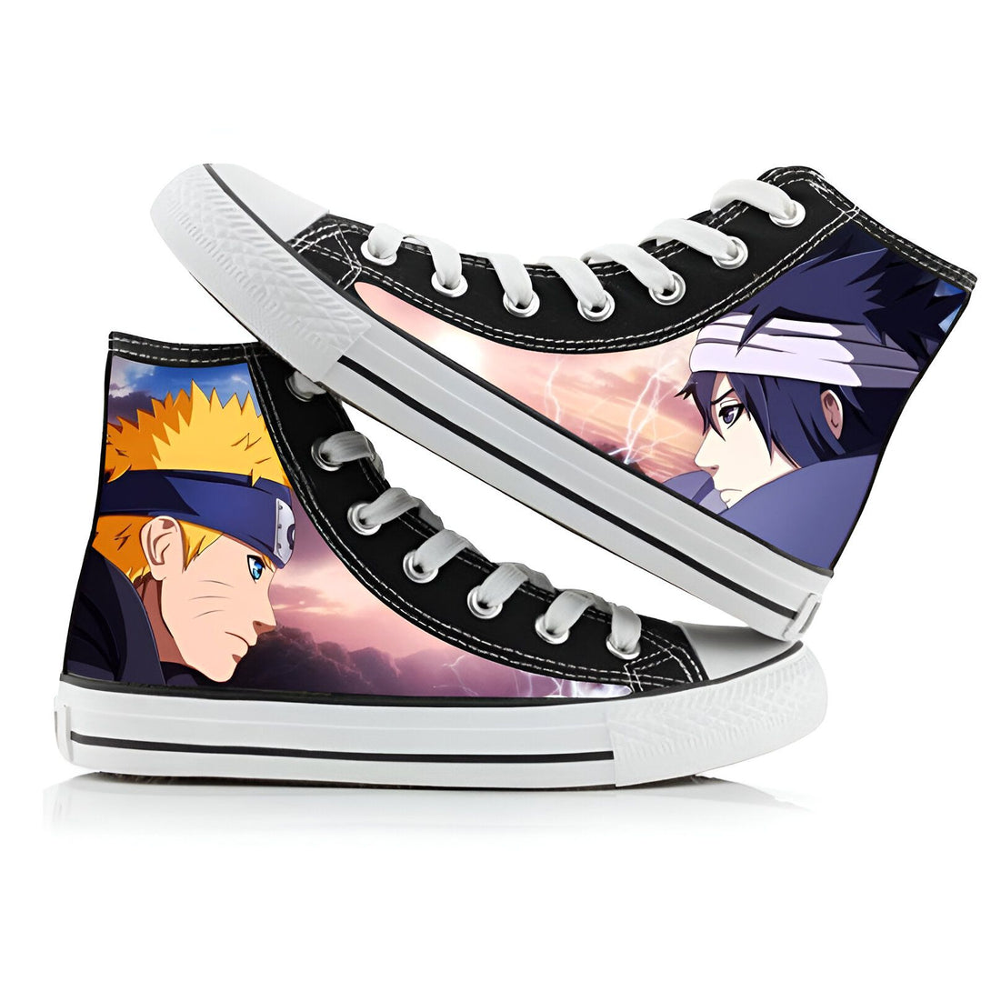 Chaussures montantes en toile noires avec un imprimé représentant Naruto et Sasuke sur un fond de coucher de soleil. Les personnages de l'anime Naruto sont représentés avec des éclairs dans le ciel.