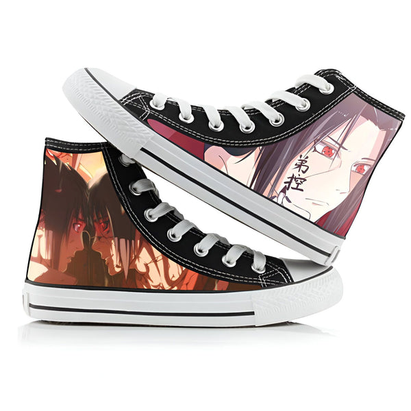 Chaussures montantes en toile noires avec un motif imprimé de personnages de l'anime Naruto. Les personnages représentés sont Obito et Madara. Les chaussures sont parfaites pour les fans de l'anime Naruto.
