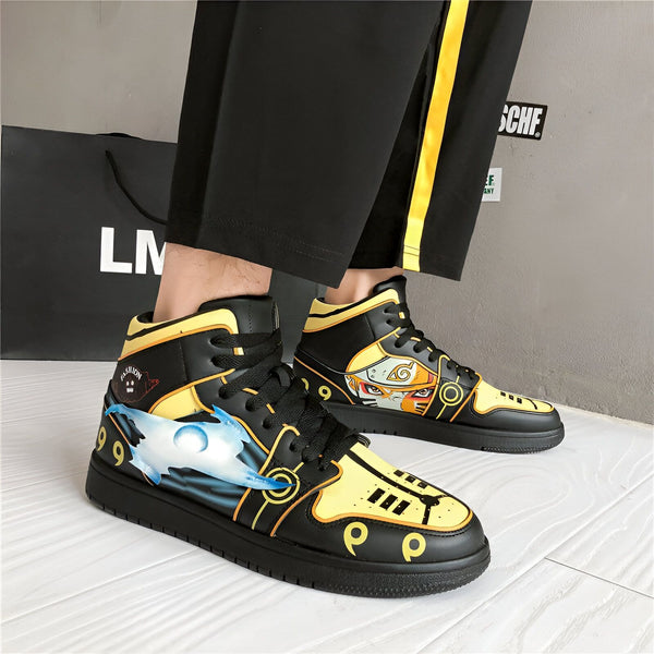 Chaussures de sport noires et jaunes à motif Naruto. La chaussure gauche montre Naruto avec son symbole, tandis que la chaussure droite représente son jutsu.  Ces chaussures sont parfaites pour les fans de Naruto.