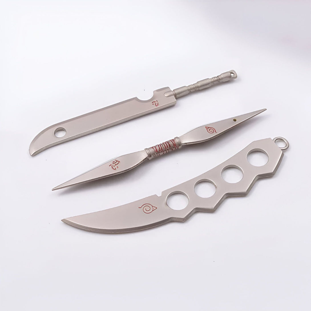 Ensemble de trois armes blanches en métal, représentant les armes de Naruto Uzumaki, avec le symbole du village caché de Konoha gravé sur chaque arme.