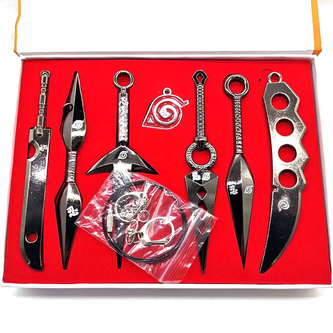 Ensemble de 7 porte-clés Naruto en métal, comprenant un couteau, des kunais, un shuriken et un pendentif.  Parfait pour les fans de l'anime Naruto.