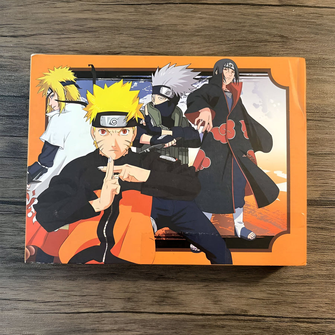 Illustration de Naruto, Sasuke, Kakashi et Itachi de l'anime Naruto.  Les personnages sont représentés dans leurs tenues de ninja caractéristiques. Naruto est au premier plan, prêt à se battre.
