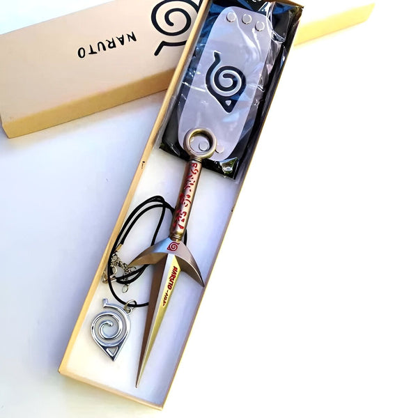 Un collier avec un pendentif en forme de kunai et un bandeau avec le symbole de Konoha dans une boîte en carton avec le logo Naruto.