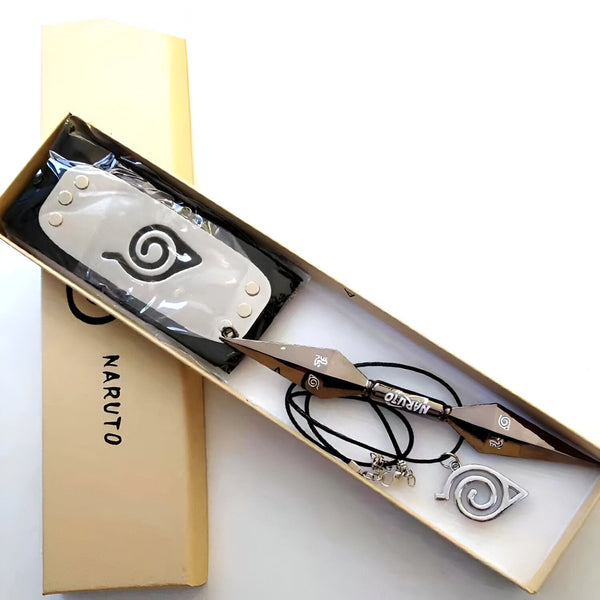 Un collier Naruto avec un pendentif en forme de kunaï et un bandeau avec le symbole du village de Konoha.  Le collier est présenté dans une boîte dorée avec le logo Naruto.