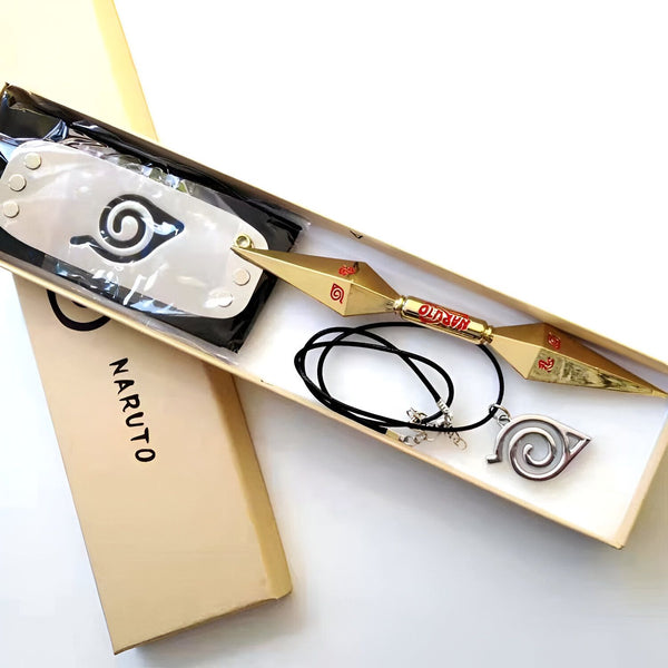 Un collier Naruto avec un pendentif en forme de kunaï dorée, une bande de front avec le symbole du village caché de Konoha, un pendentif en forme de spirale.