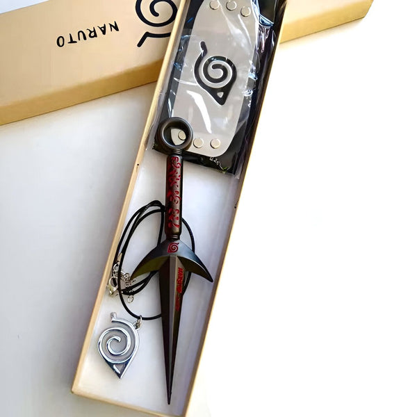 Un collier et un bandeau de ninja Naruto avec un symbole Hokage. Le bandeau est en cuir noir avec le symbole Hokage en métal argenté. Le collier est en métal avec un pendentif en forme de kunai, une arme de lancer utilisée par les ninjas.