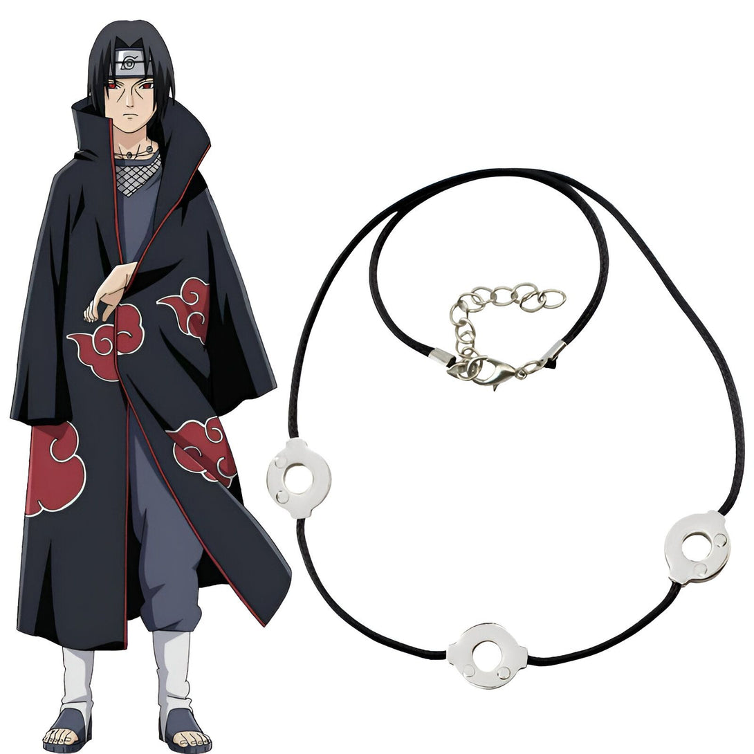 Collier avec pendentif en forme de sceau de l'Akatsuki, inspiré de la série d'animation japonaise Naruto. Le collier est noir et les pendentifs sont argentés.  Sur l'image, le personnage de Naruto, Pain, porte son manteau rouge emblématique.