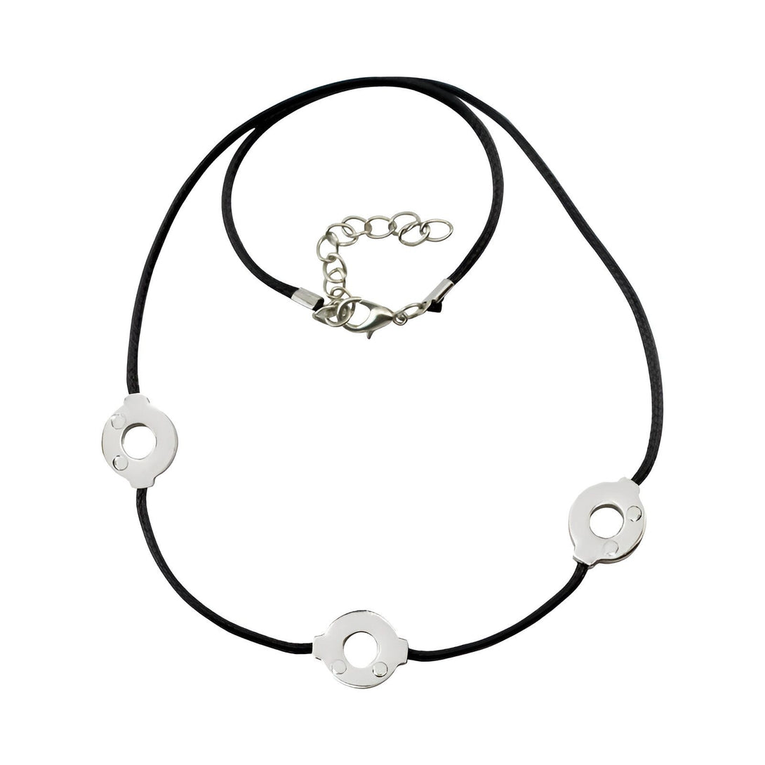 Collier Naruto avec trois anneaux en métal argenté sur un cordon noir.