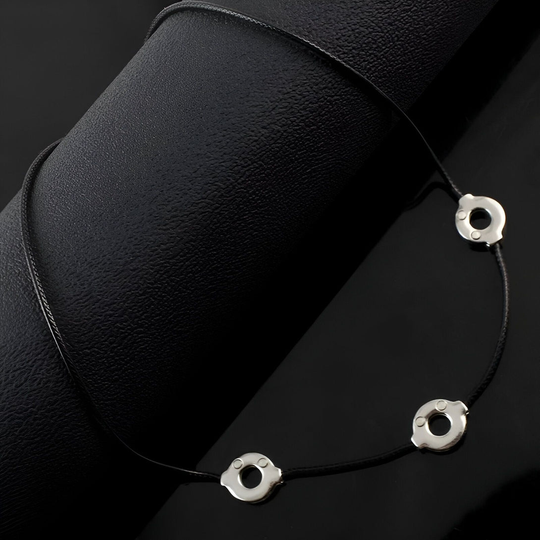 Collier en cordon noir avec trois anneaux en métal argenté, inspiré du personnage Naruto Uzumaki. Accessoire de fan pour les amateurs de l'anime Naruto.