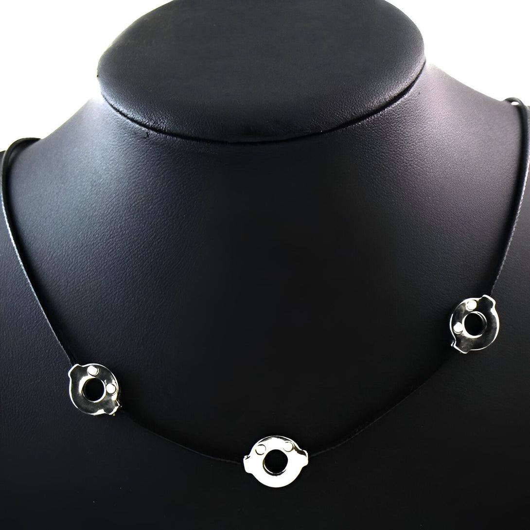 Collier en métal argenté avec trois anneaux circulaires sur un cordon noir. Accessoire de cosplay Naruto.