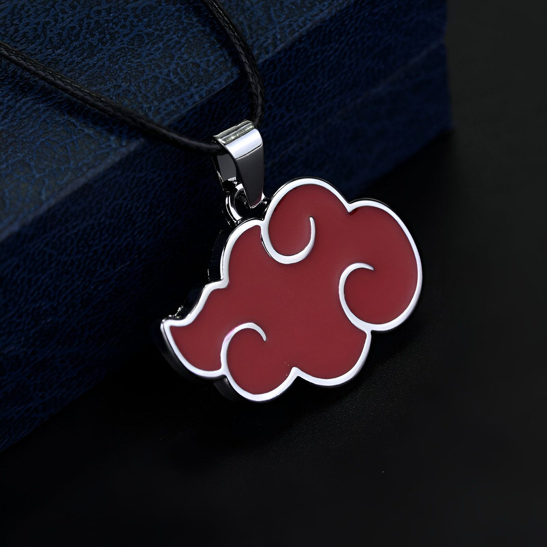 Collier avec pendentif en forme de nuage rouge, un symbole emblématique de l'univers Naruto.