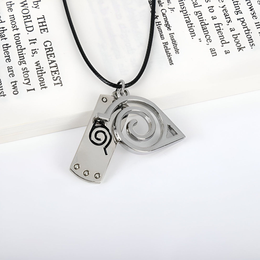 Collier Naruto avec pendentif en argent représentant le symbole du village de Konoha.