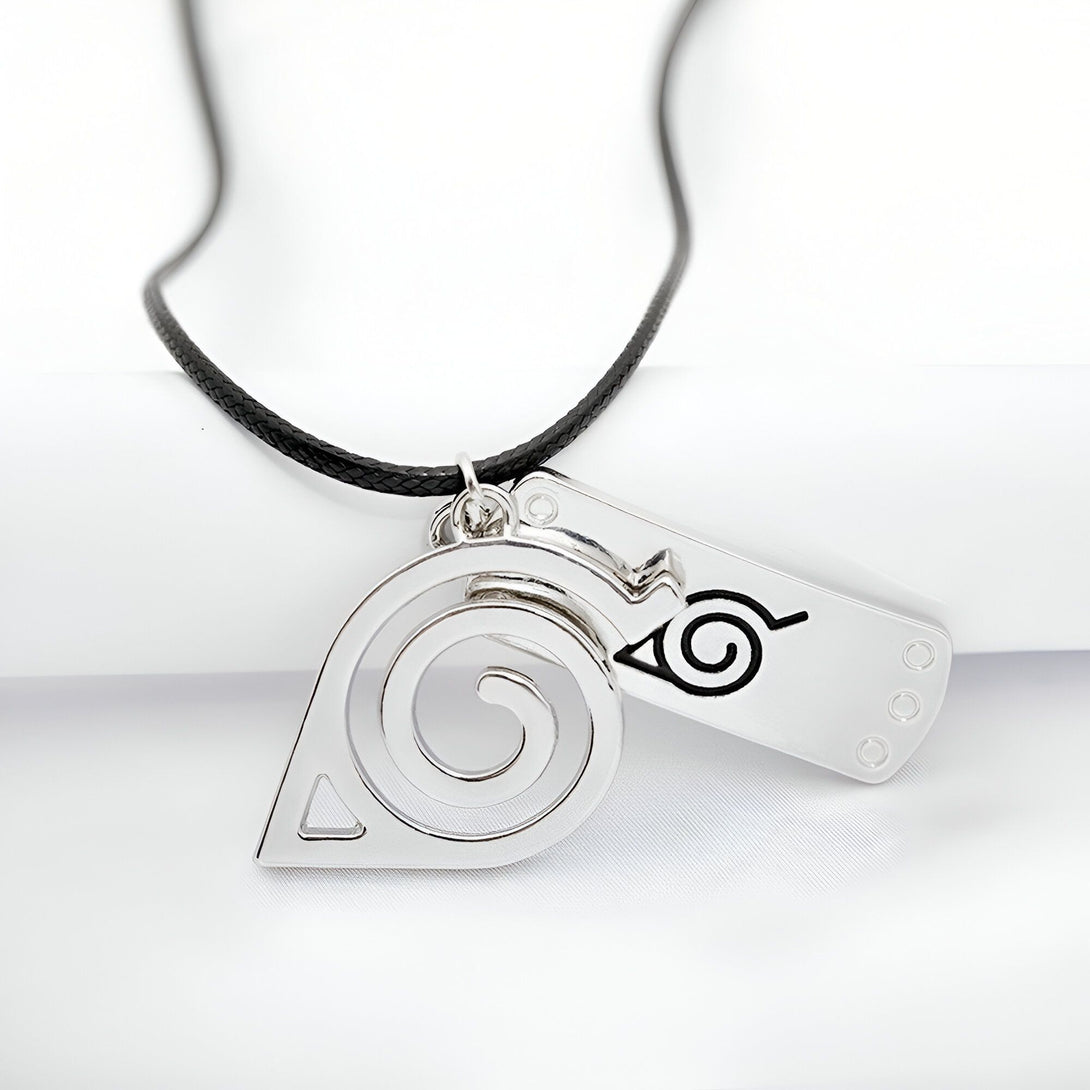 Collier Naruto avec pendentif en métal argenté représentant le symbole du village caché de Konoha.