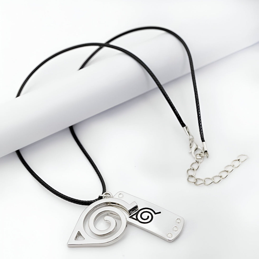 Collier Naruto avec pendentif en argent représentant le symbole du village caché des feuilles.