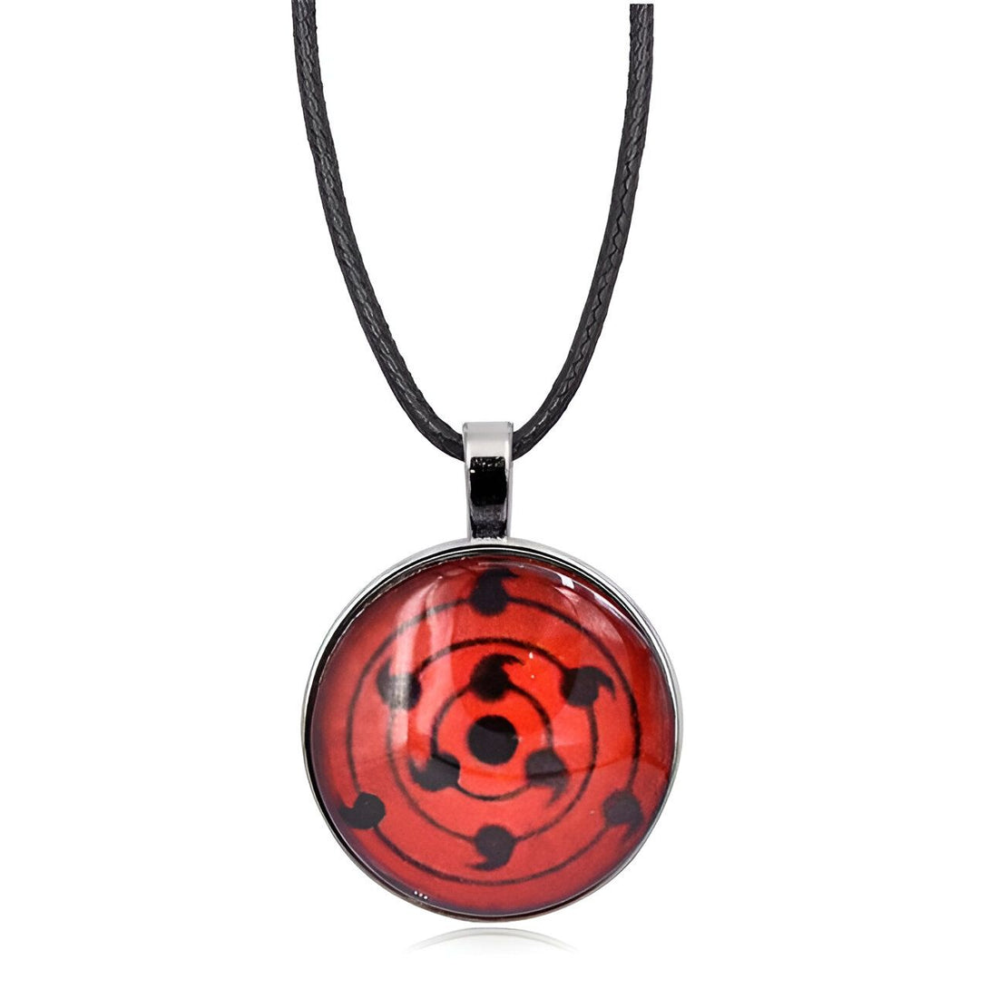 Collier Naruto avec pendentif rond représentant le Sharingan de Rinnegan, un symbole emblématique de l'univers de Naruto. Le pendentif est rouge avec des détails noirs et est suspendu à une chaîne noire.