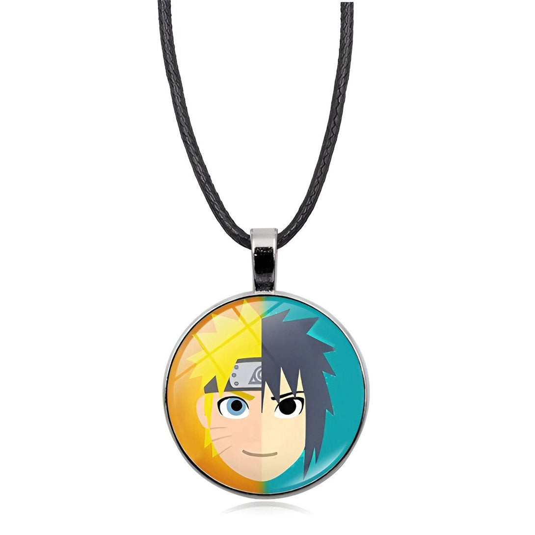Collier avec pendentif rond représentant Naruto Uzumaki et Sasuke Uchiha, les personnages principaux de l'anime Naruto. Le pendentif est de couleur jaune et bleu et représente les deux personnages fusionnés.