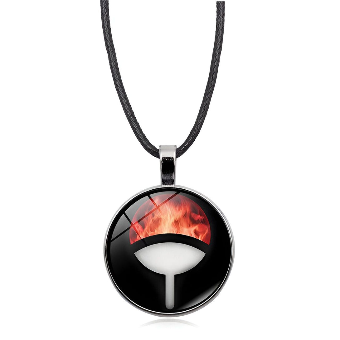 Collier avec pendentif représentant le symbole du Sharingan de Naruto, enflammé de rouge et orange, sur fond noir.