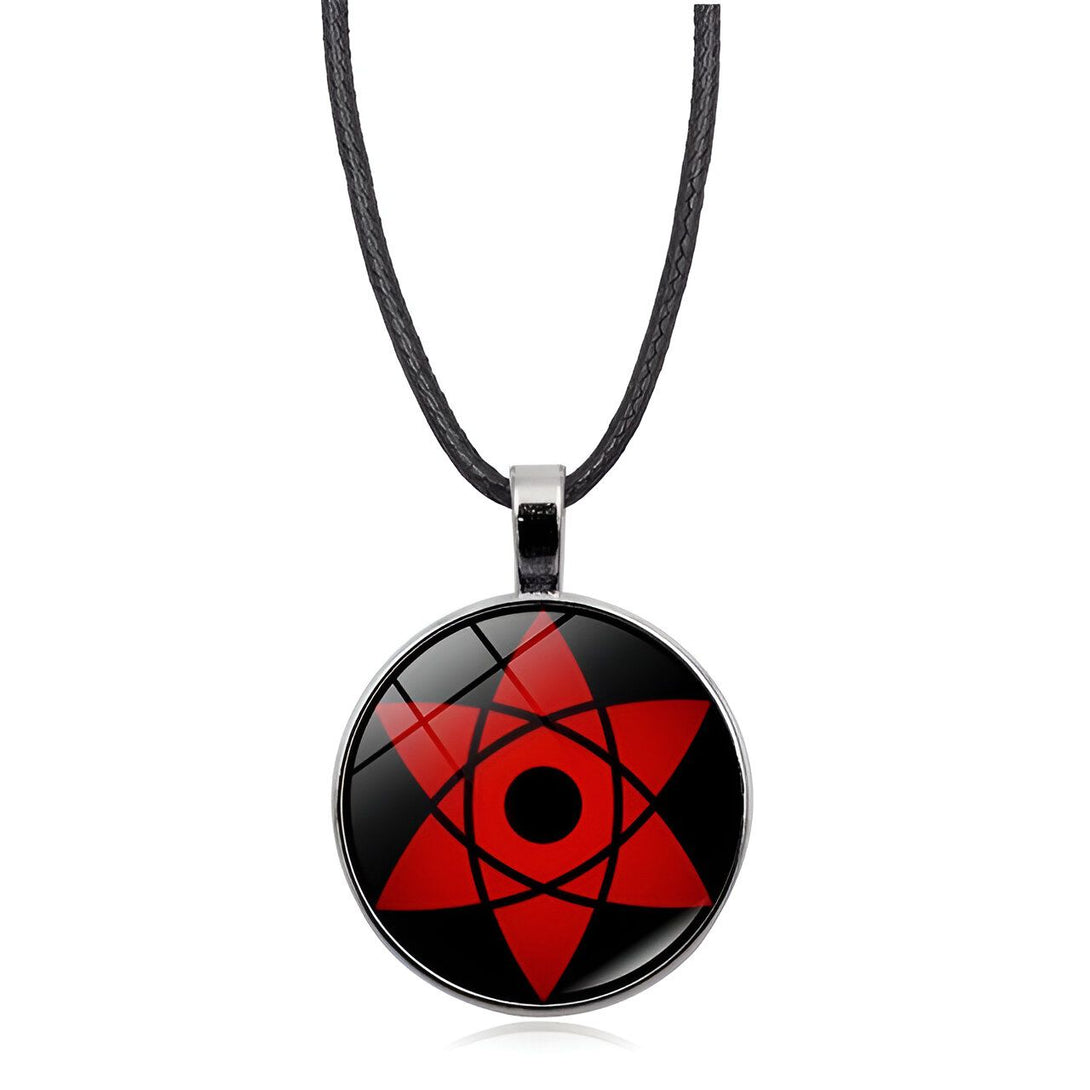 Collier avec un pendentif rond en métal argenté représentant le symbole de l'Akatsuki, un groupe de ninjas de l'univers de Naruto, sur un fond noir. Le symbole est une étoile rouge à six branches avec un œil noir au centre.  Le collier est composé d'une chaîne noire.